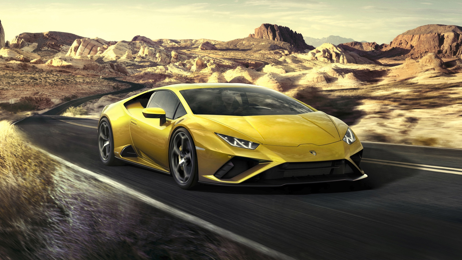Автомобиль Lamborghini Huracan EVO RWD 2020 года едет по дороге