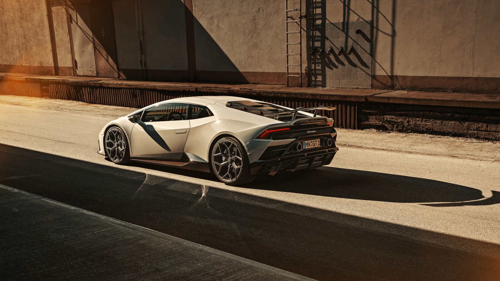 Автомобиль  Lamborghini Huracan EVO 2020 года в лучах солнца 