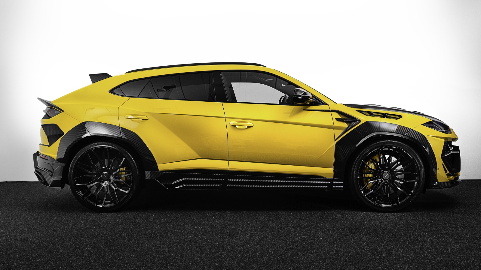 Автомобиль  Lamborghini Keyrus 2020 года вид сбоку