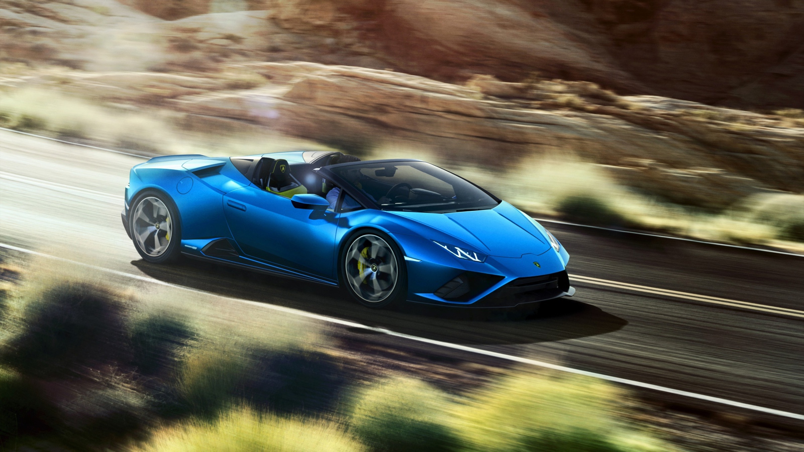Синий автомобиль Lamborghini Huracan EVO RWD Spyder 2020 года на скорости 