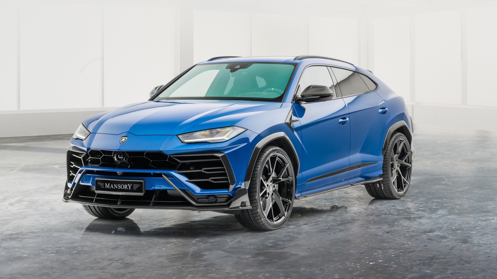 Синий автомобиль  Lamborghini Urus 2020 года в гараже