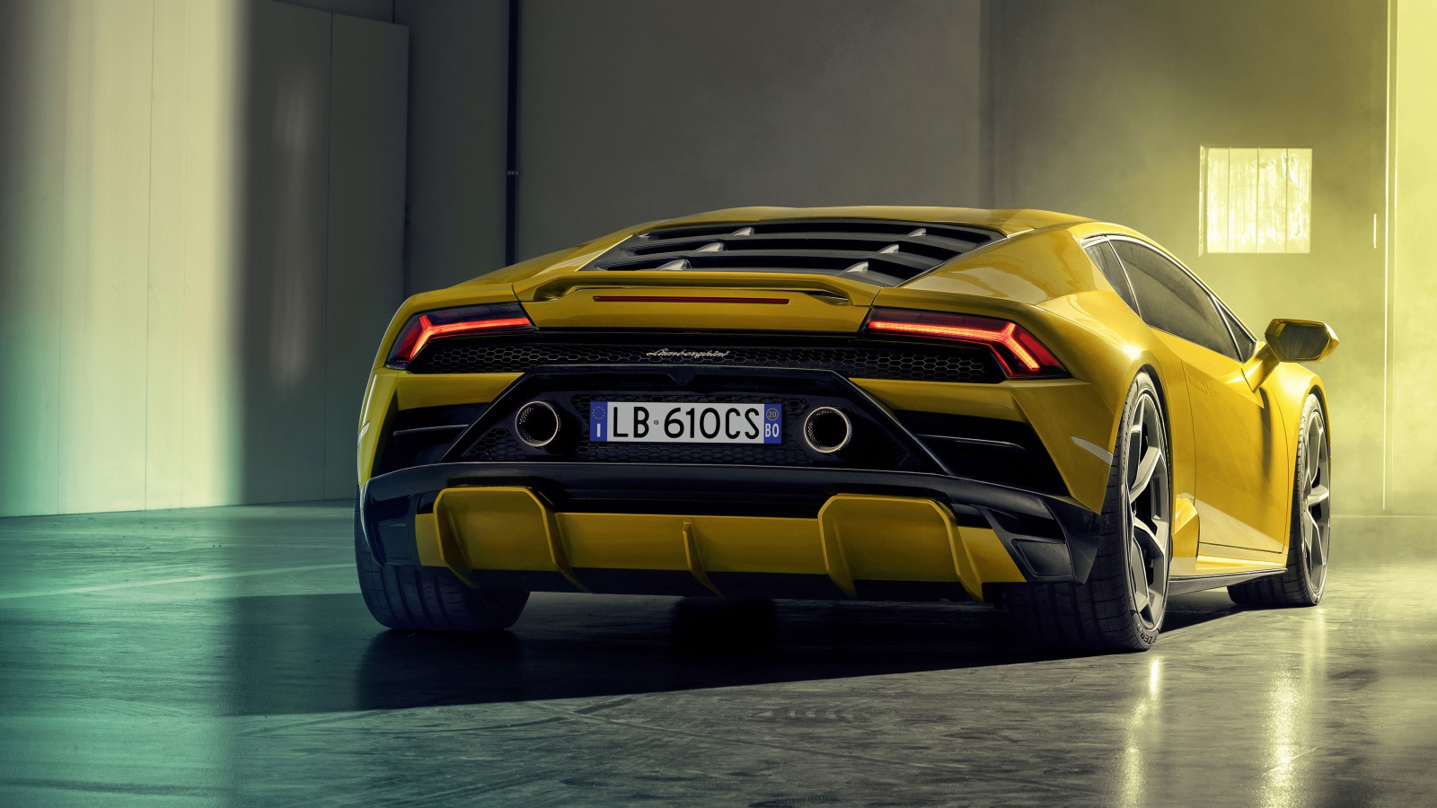 Желтый спортивный Lamborghini Huracan EVO RWD 2020 года вид сзади