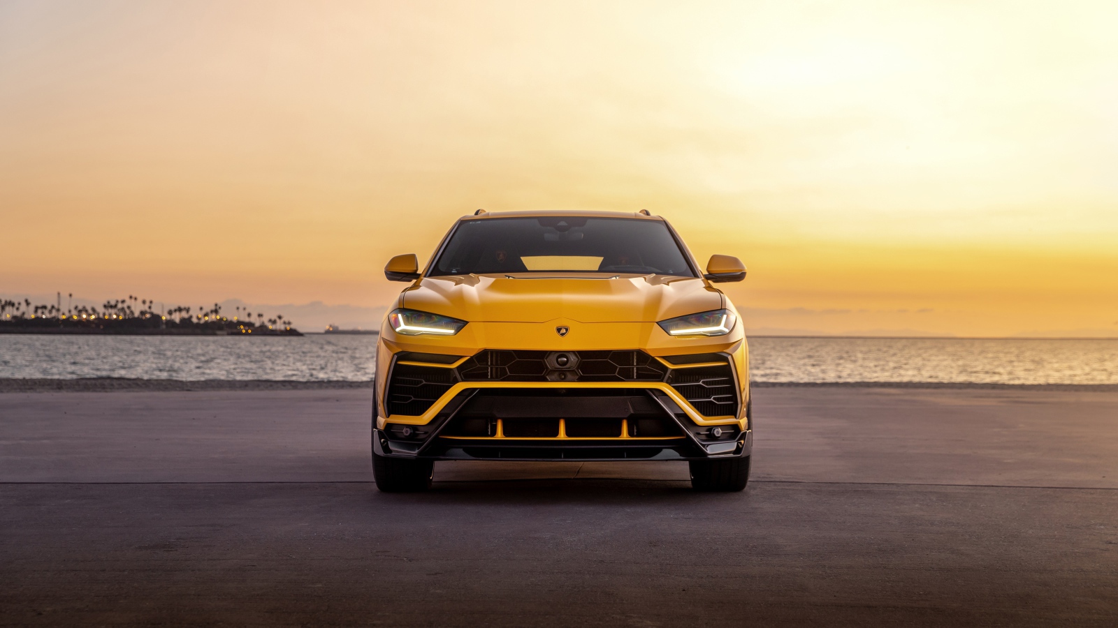 Желтый внедорожник  Lamborghini Urus у воды 