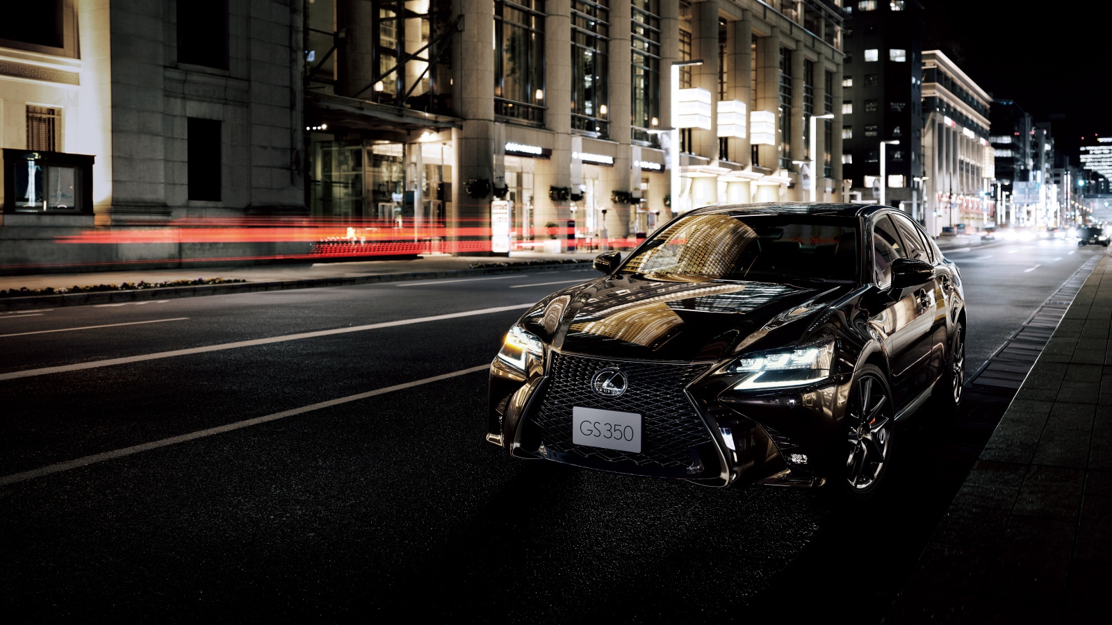 Черный автомобиль Lexus GS 350 Eternal Touring 2020 года на улице города ночью