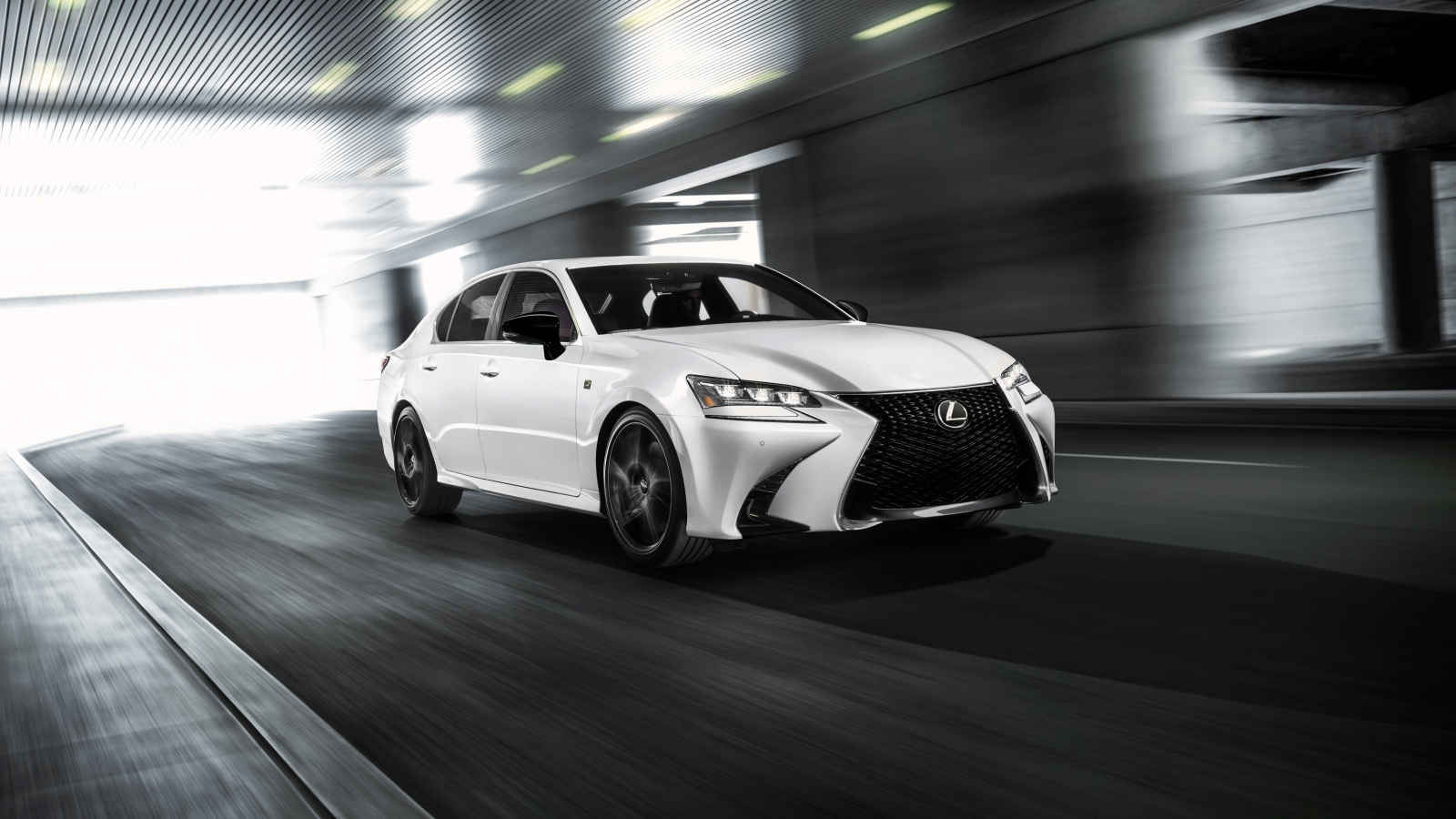 Белый автомобиль Lexus GS 350 F, 2020 года на трассе 