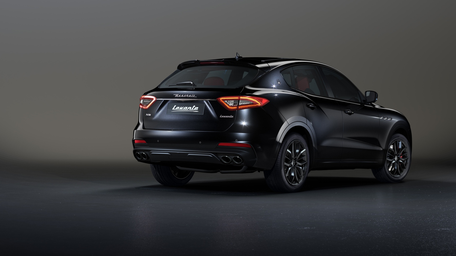 Черный  Maserati Levante S Q4, 2020 года вид сзади