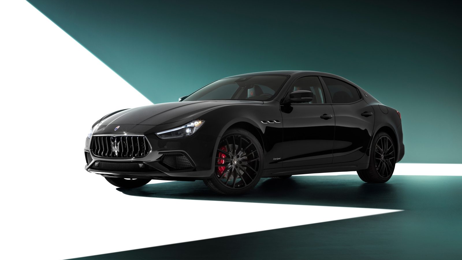 Стильный дорогой автомобиль Maserati Ghibli S Q4 GranSport Nerissimo Pack 2021 года