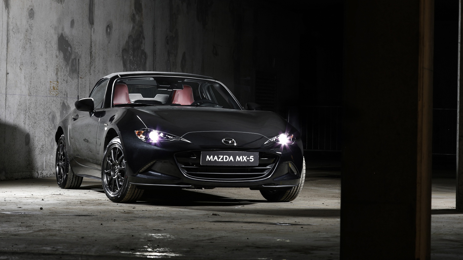 Черный автомобиль Mazda MX-5 Eunos Edition 2020 года с включенными фарами