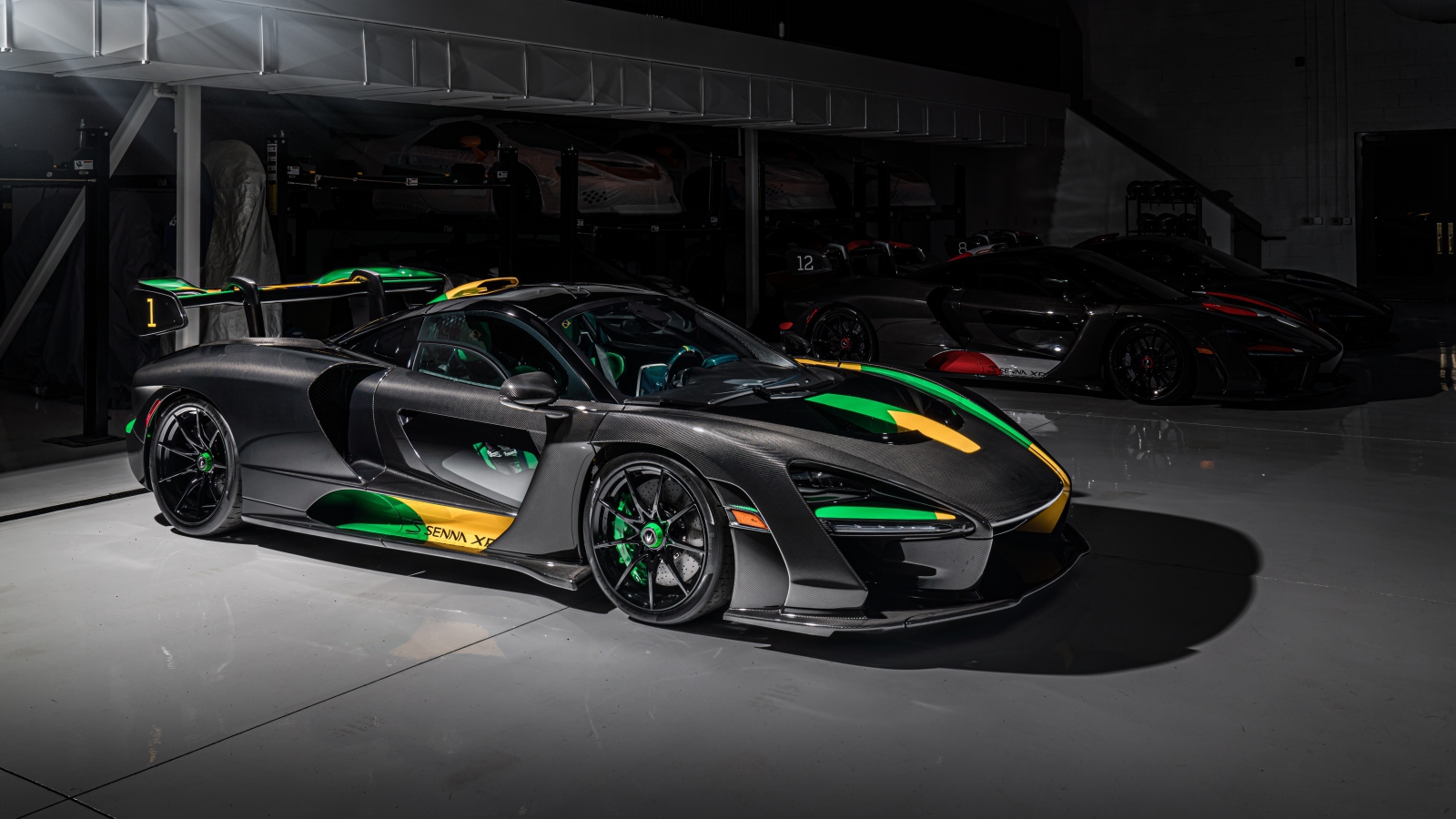 Спортивный автомобиль McLaren Senna XP, 2019 года в гараже