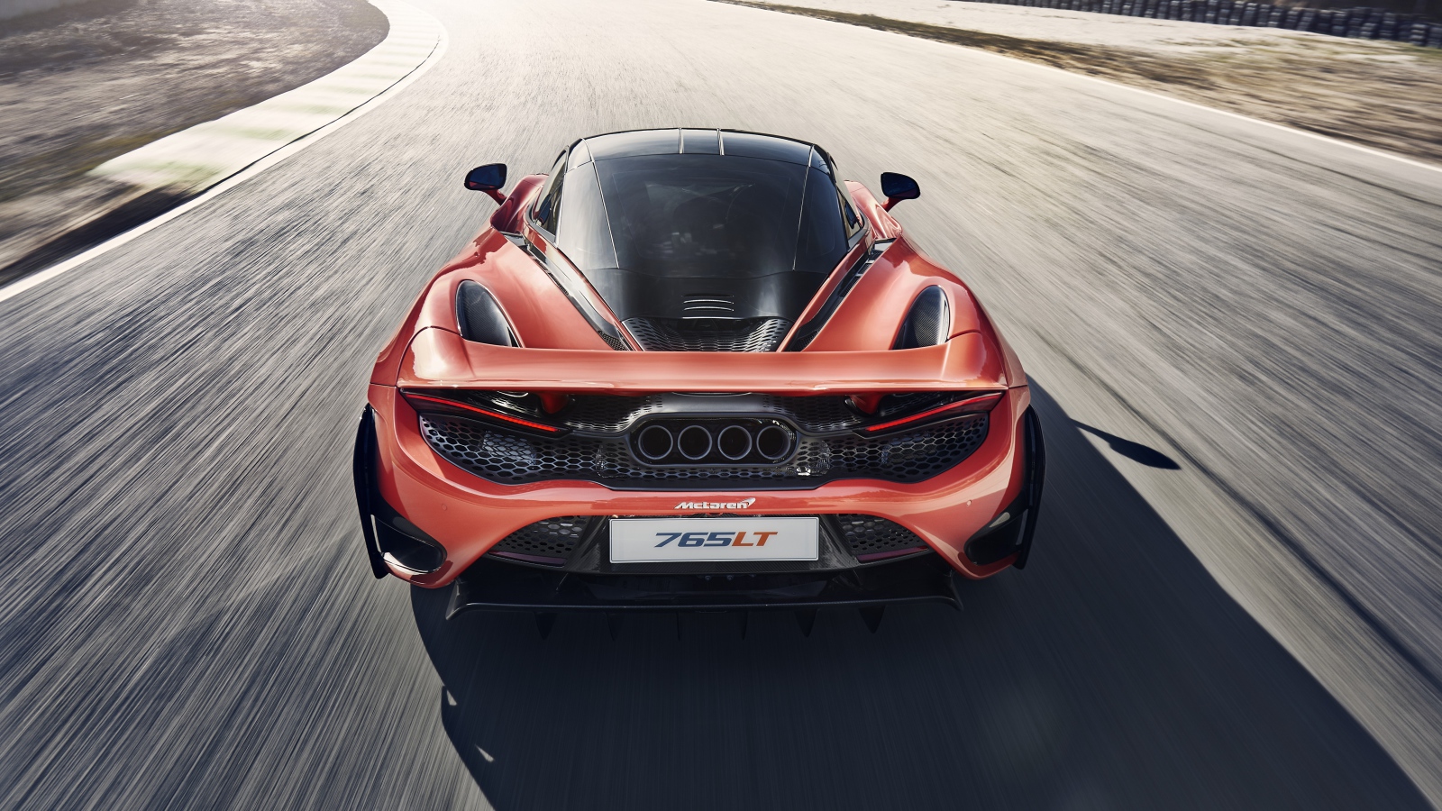 Автомобиль McLaren 765LT 2020 года вид сзади