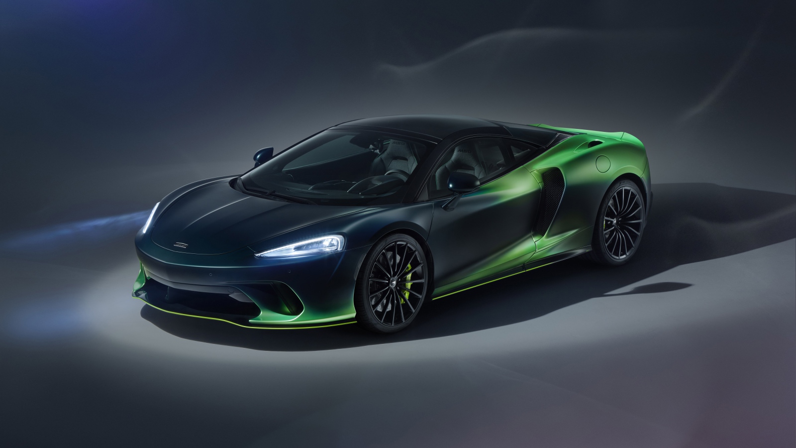 Автомобиль McLaren GT Verdant Theme By MSO 2020 года на сером фоне