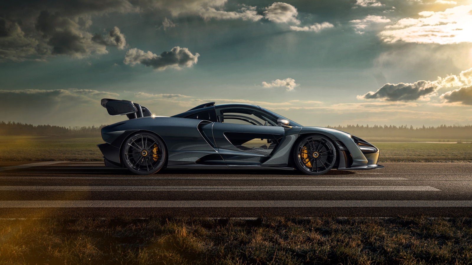 Автомобиль Novitec McLaren Senna 2020 года на фоне неба 