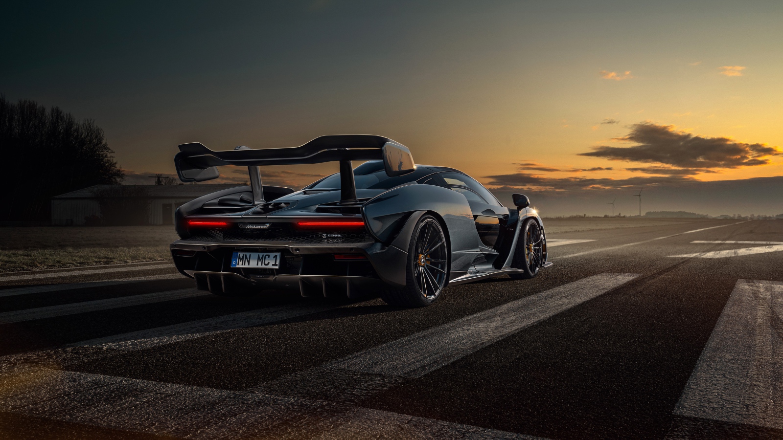 Гоночный автомобиль Novitec McLaren Senna 2020 года на трассе 