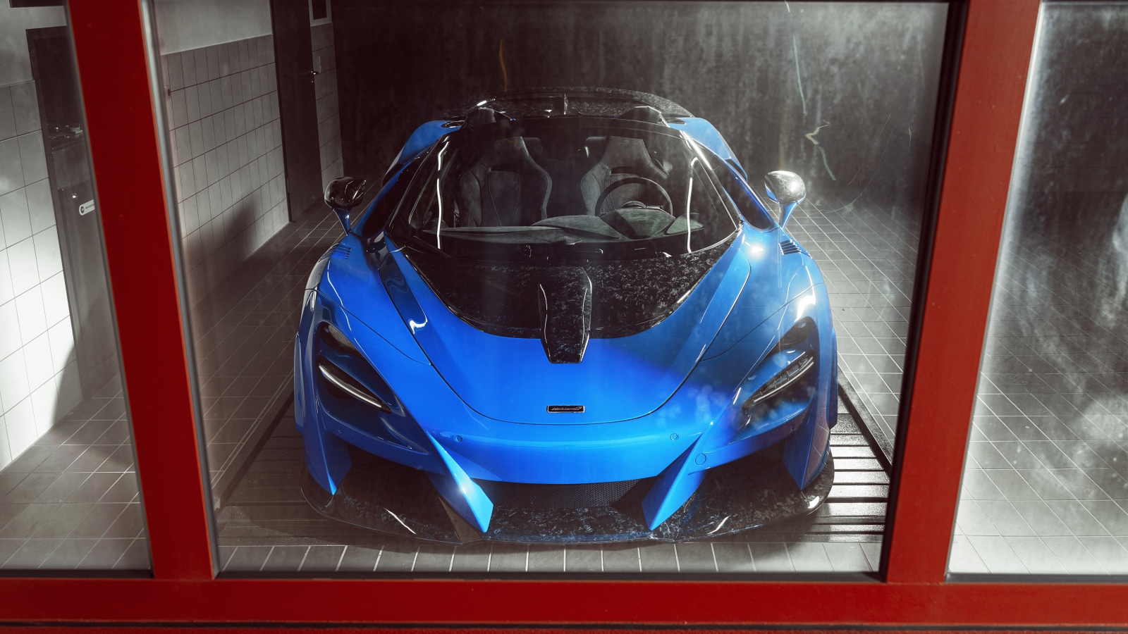 Спортивный автомобиль McLaren 720S Spider N-Largo 2020 года на мойке