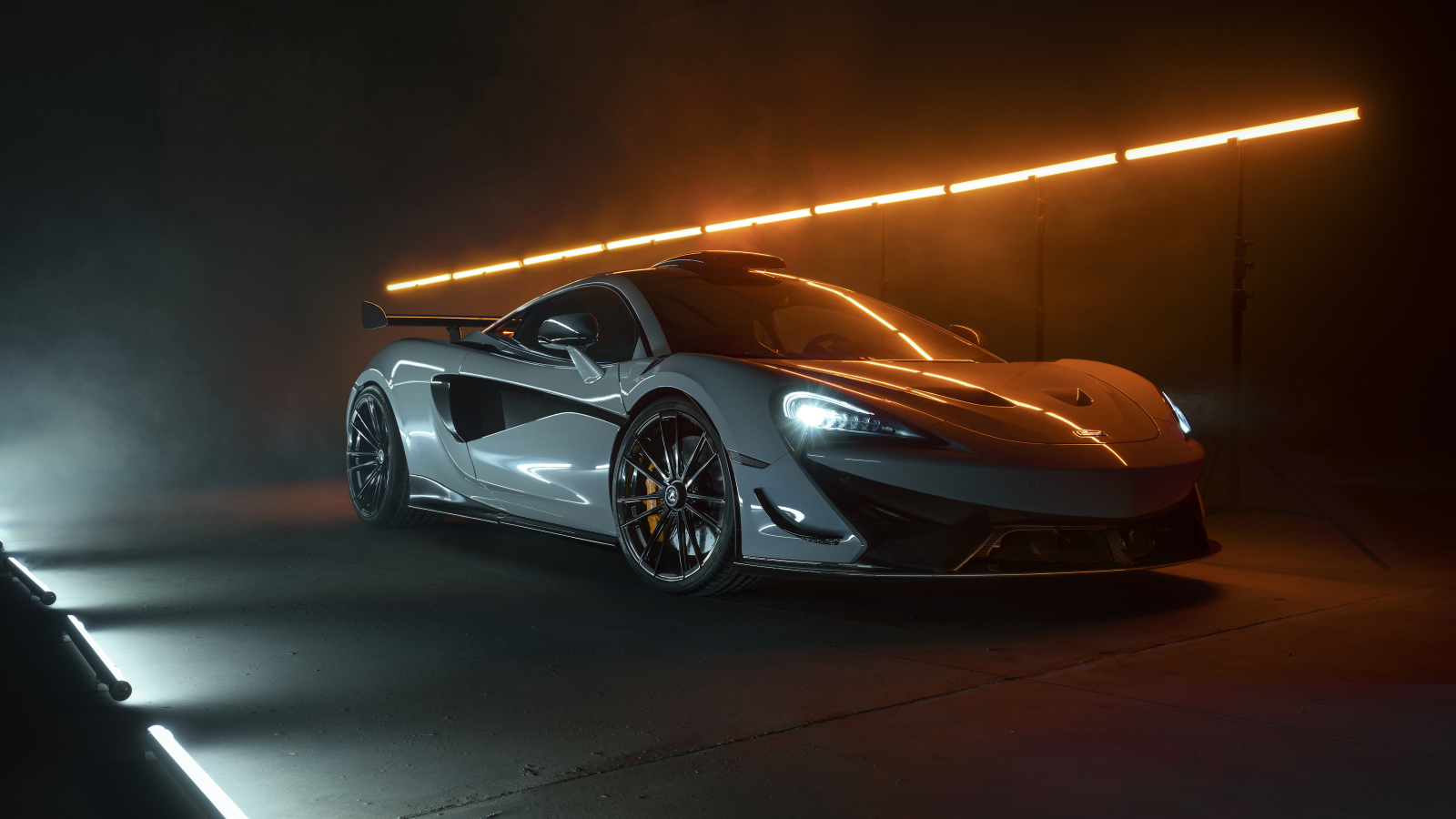 Серебристый спортивный автомобиль McLaren 620R 2021 года