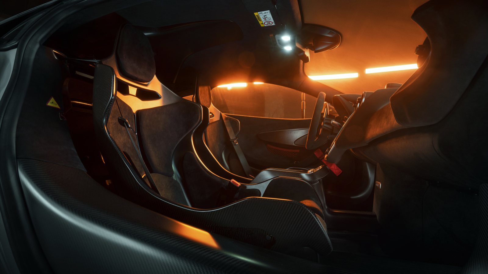 Черный салон автомобиля McLaren 620R 2021 года