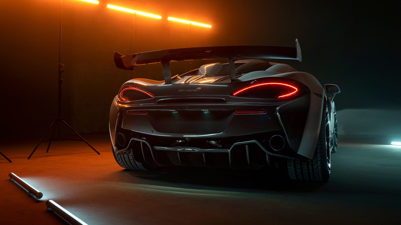 Автомобиль McLaren 620R 2021 года вид сзади