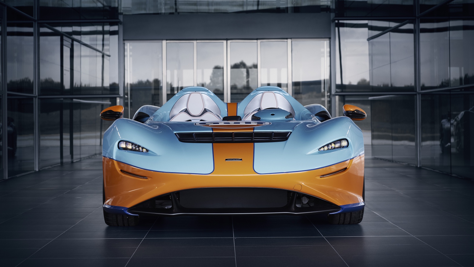 Спортивный автомобиль McLaren Elva Gulf Theme By MSO 2021 года