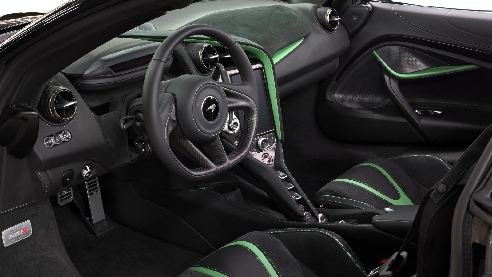 Черный салон автомобиля  McLaren 720S Spider Fury 2020 года 