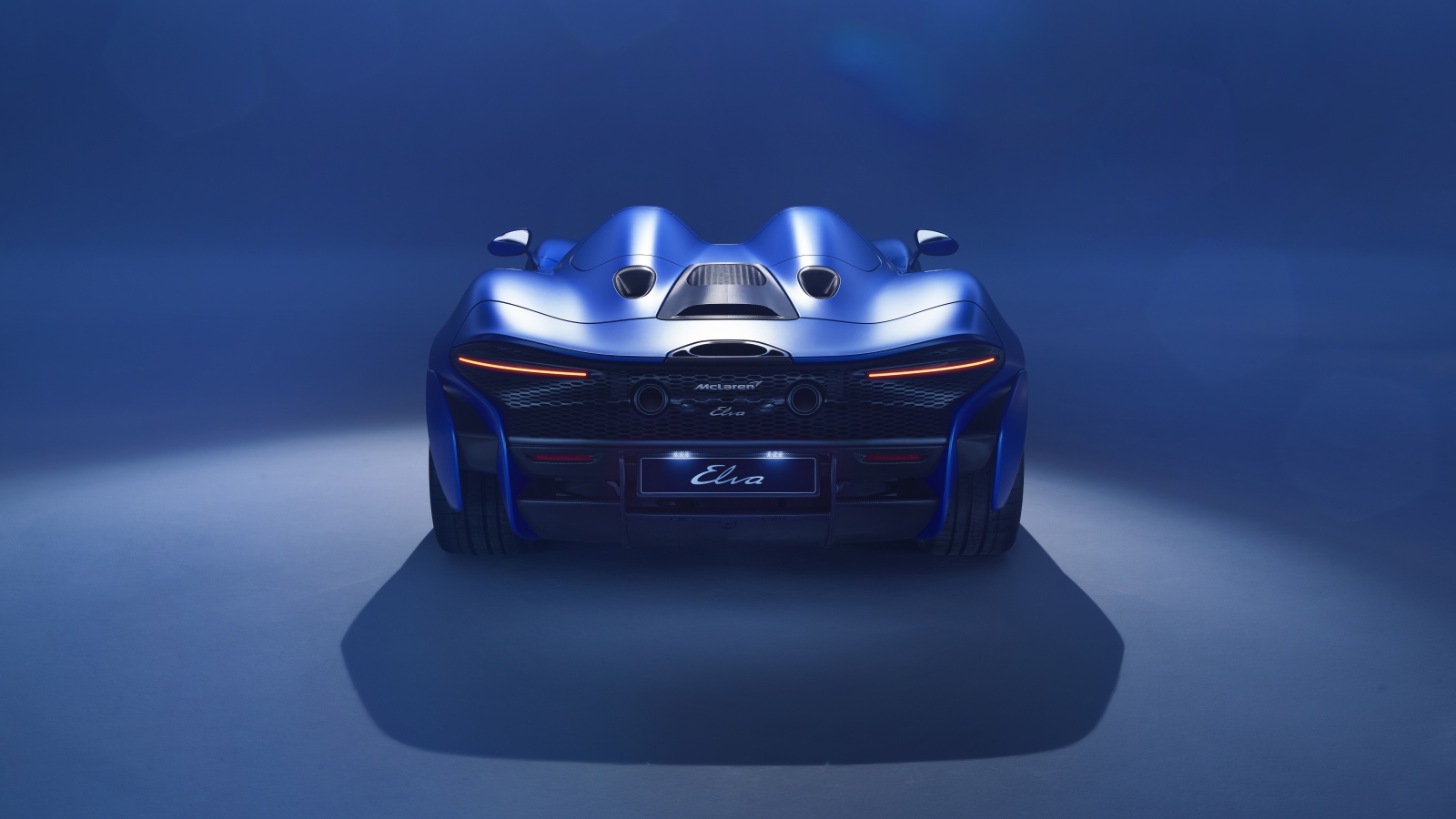 Синий автомобиль McLaren Elva 2020 года вид сзади