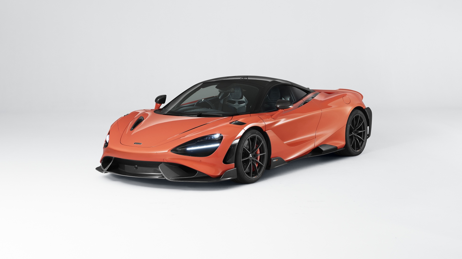 Автомобиль McLaren 765LT 2020 года на сером фоне