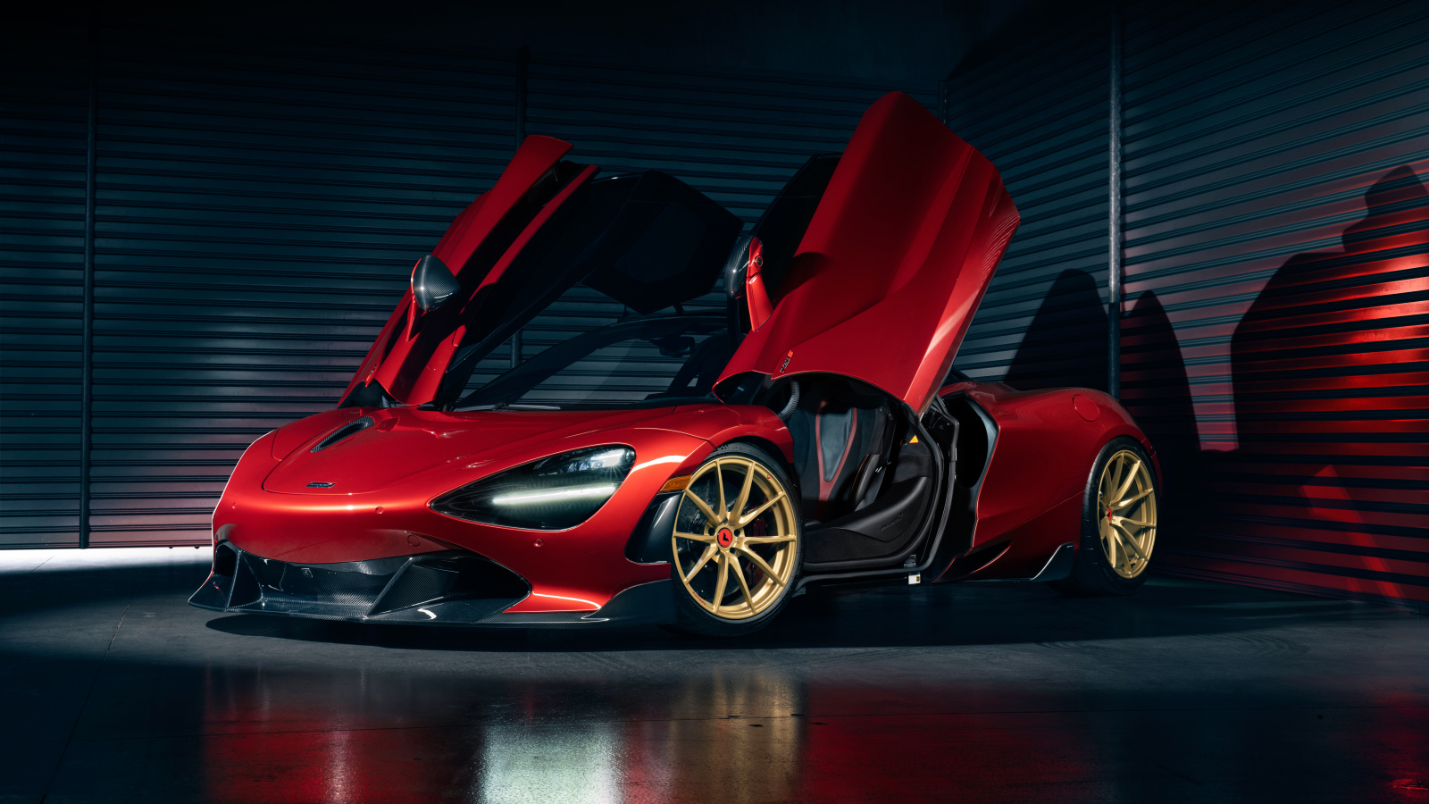 Быстрый автомобиль McLaren 720S с открытыми дверями