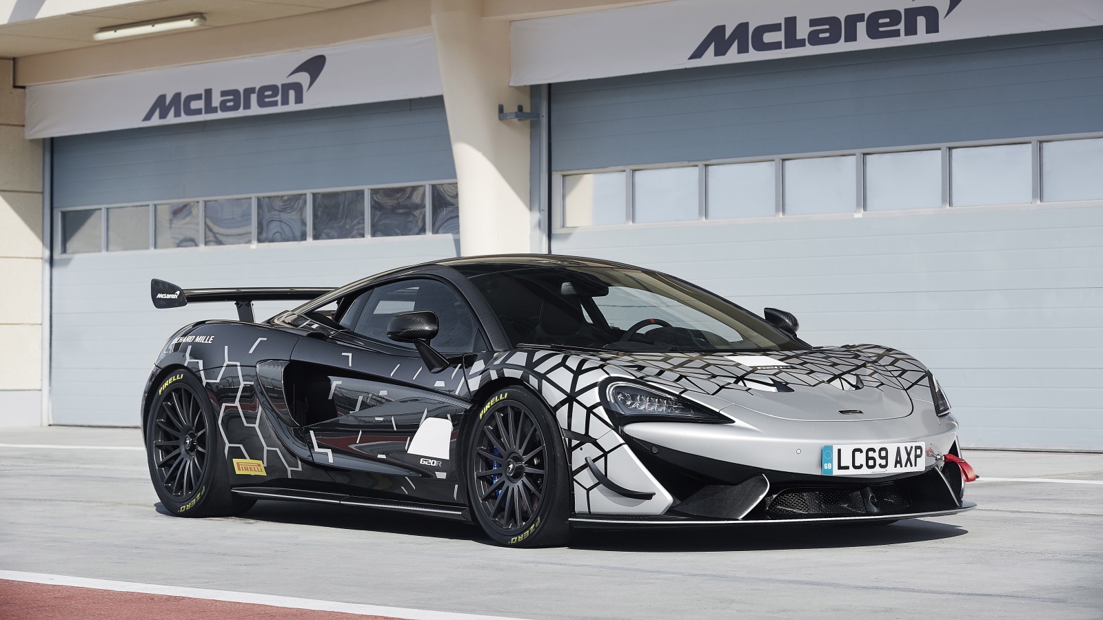 Гоночный автомобиль McLaren 620R у гаража