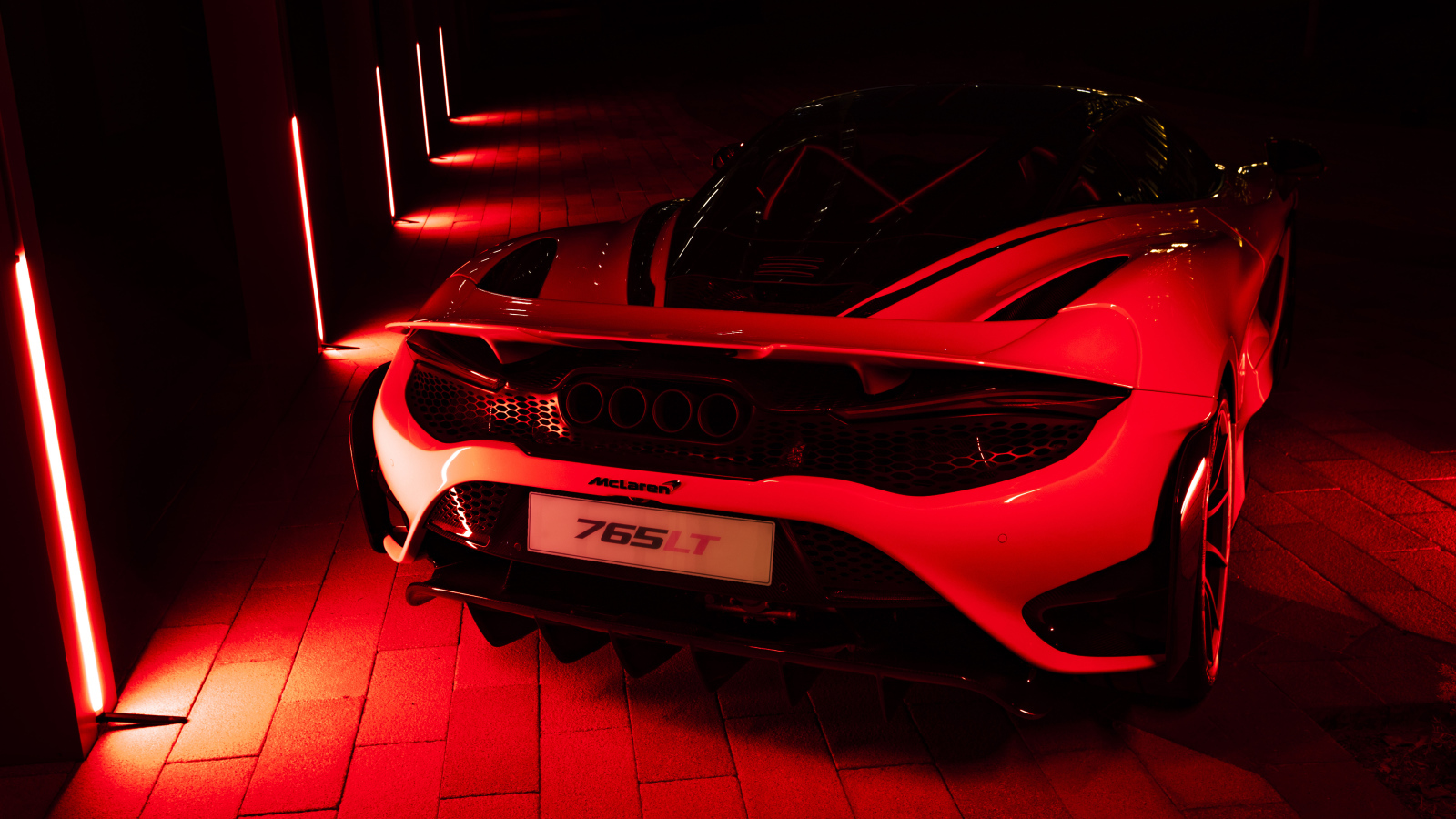 Вид сзади на автомобиль  McLaren 765LT, 2021 года