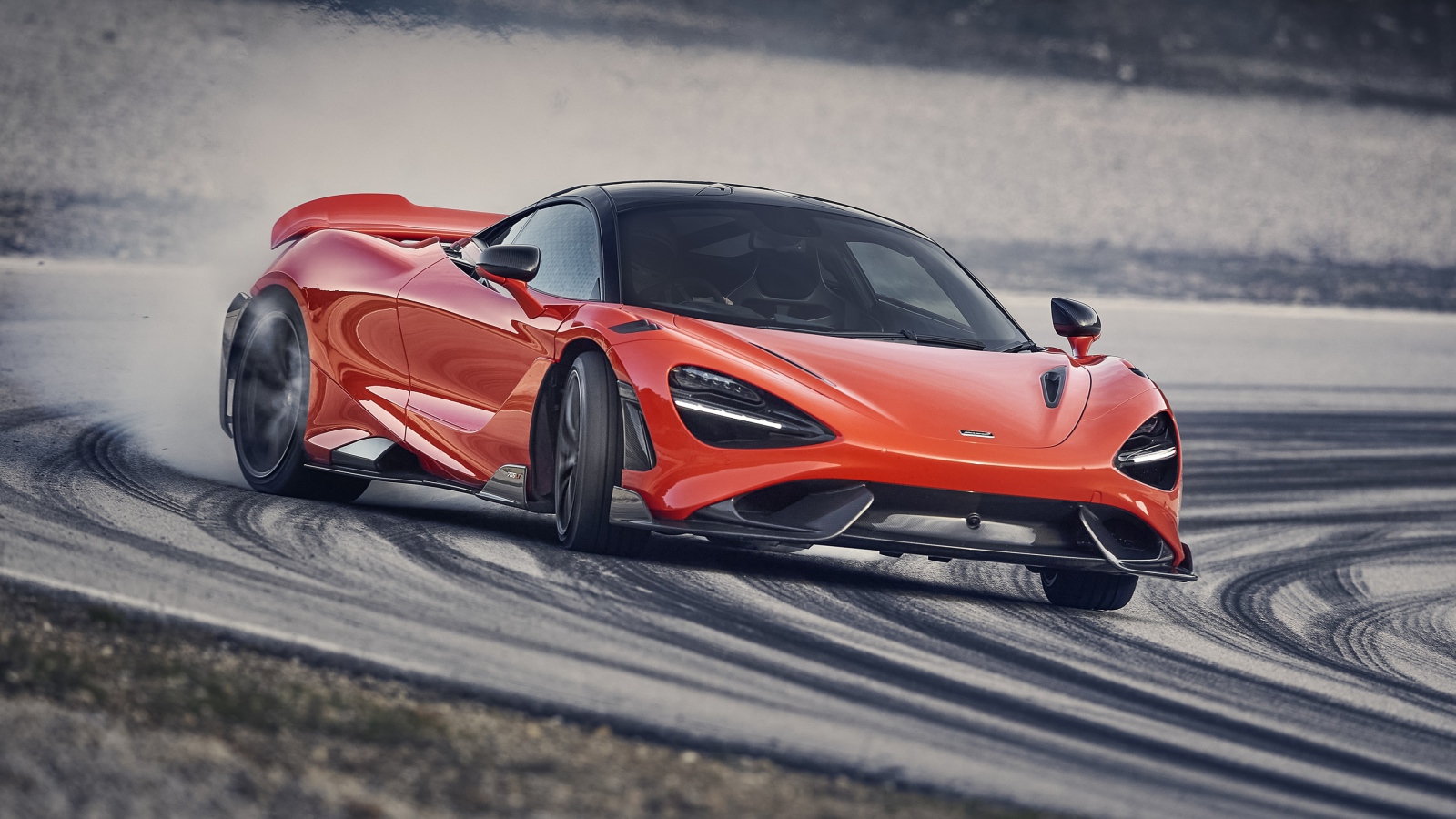 Красный гоночный автомобиль McLaren 765LT 2020 года на трассе 