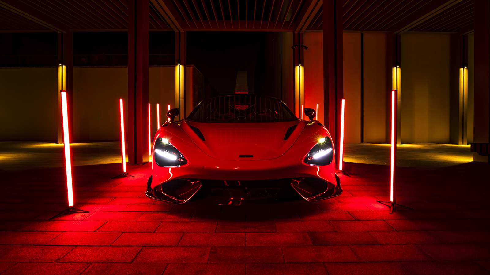 Красный McLaren 765LT, 2021 года в свете неоновых фонарей