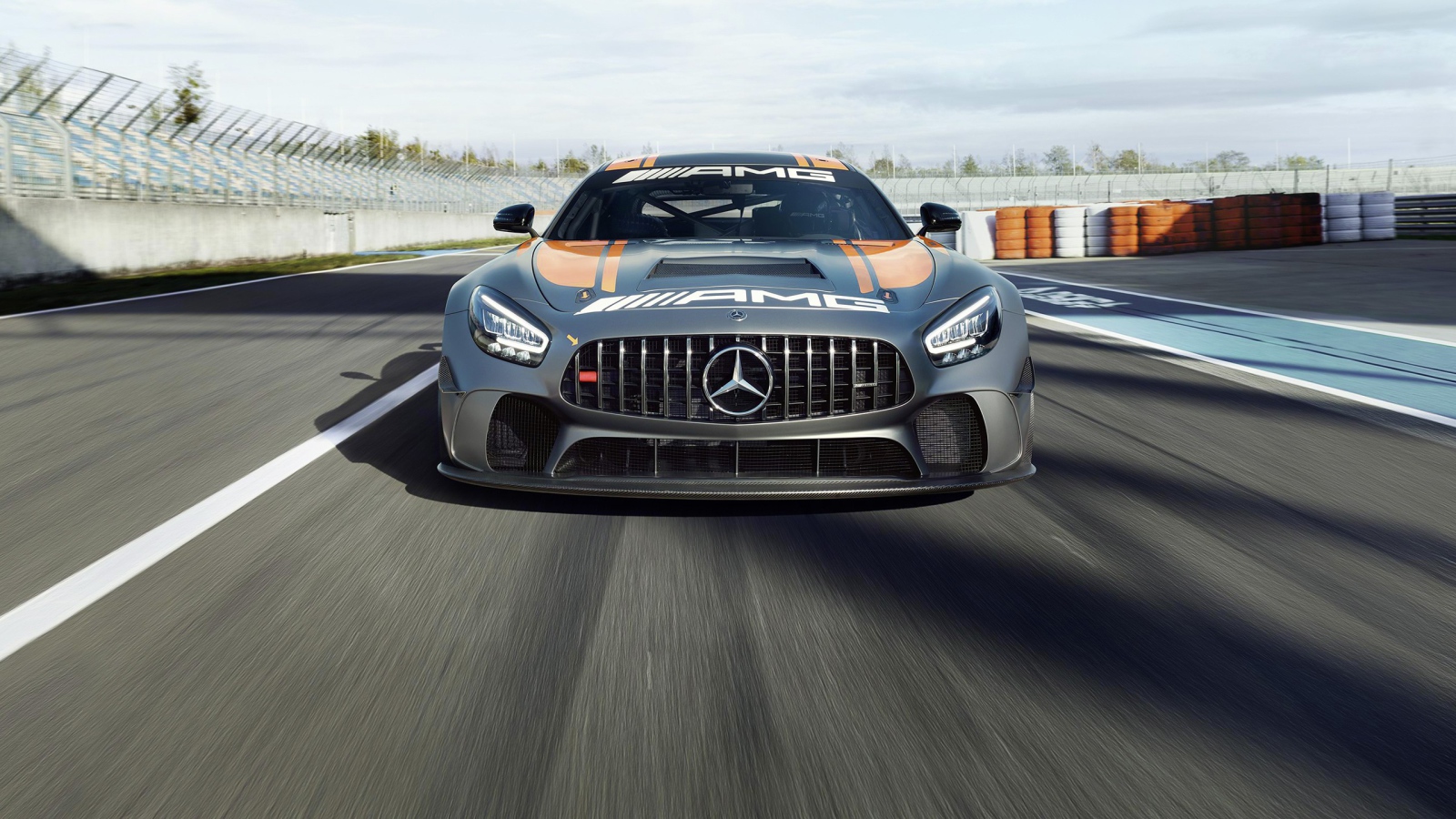 Автомобиль Mercedes-AMG GT4 2020 года на гонках 