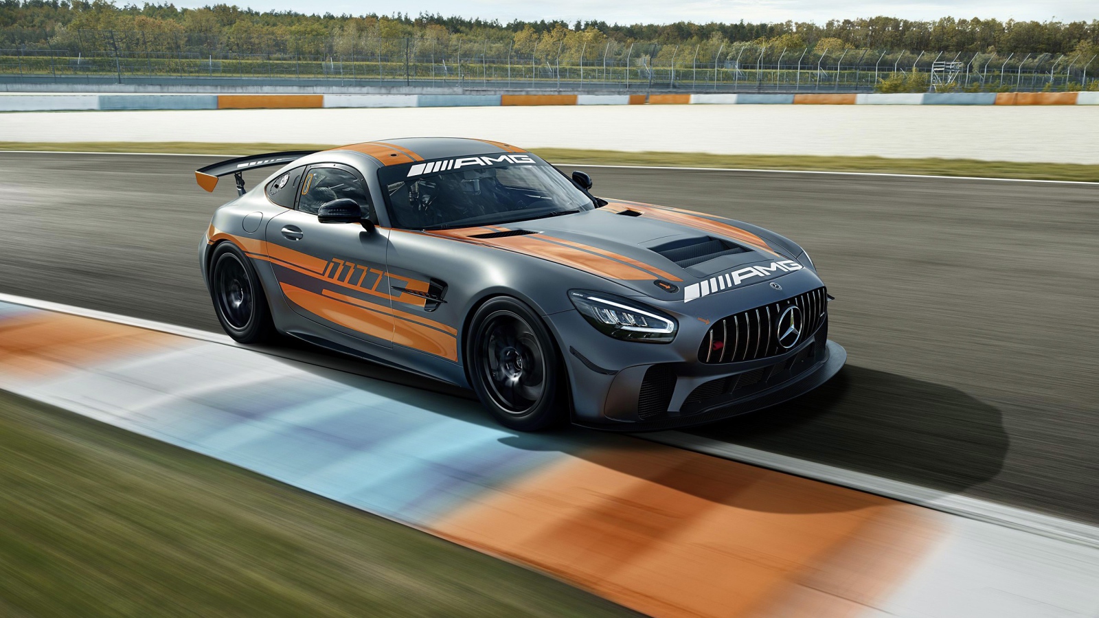 Автомобиль Mercedes-AMG GT4 2020 года на гоночной трассе