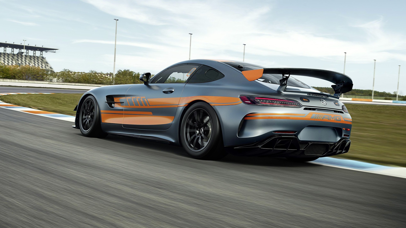 Гоночный автомобиль Mercedes-AMG GT4 2020 года на  трассе вид сзади