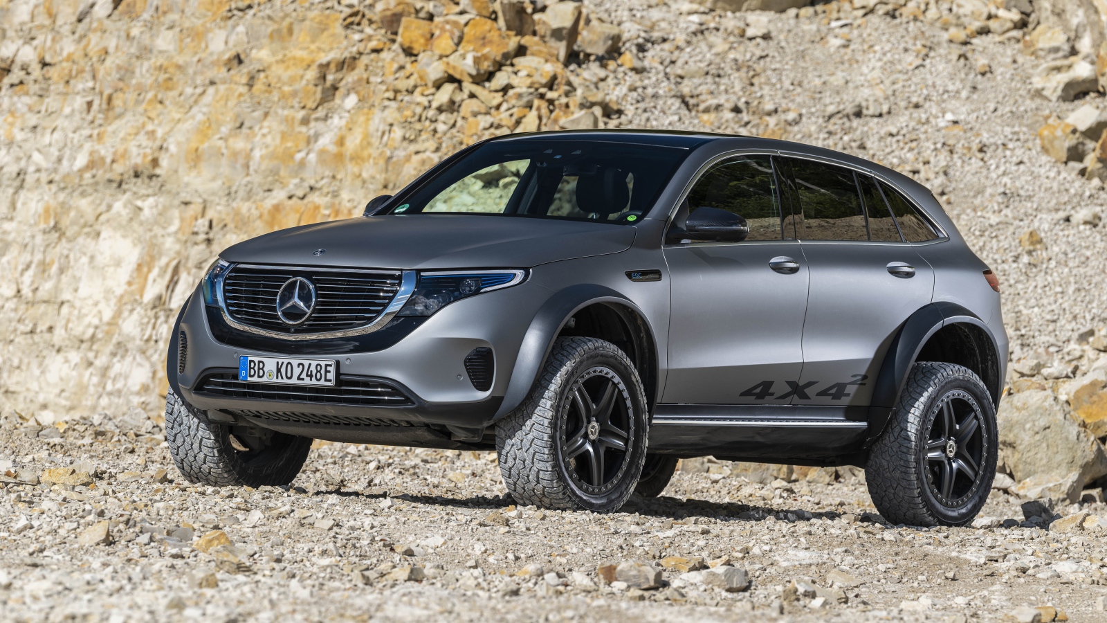 Внедорожник Mercedes-Benz EQC 4x4 2020 года в горах 