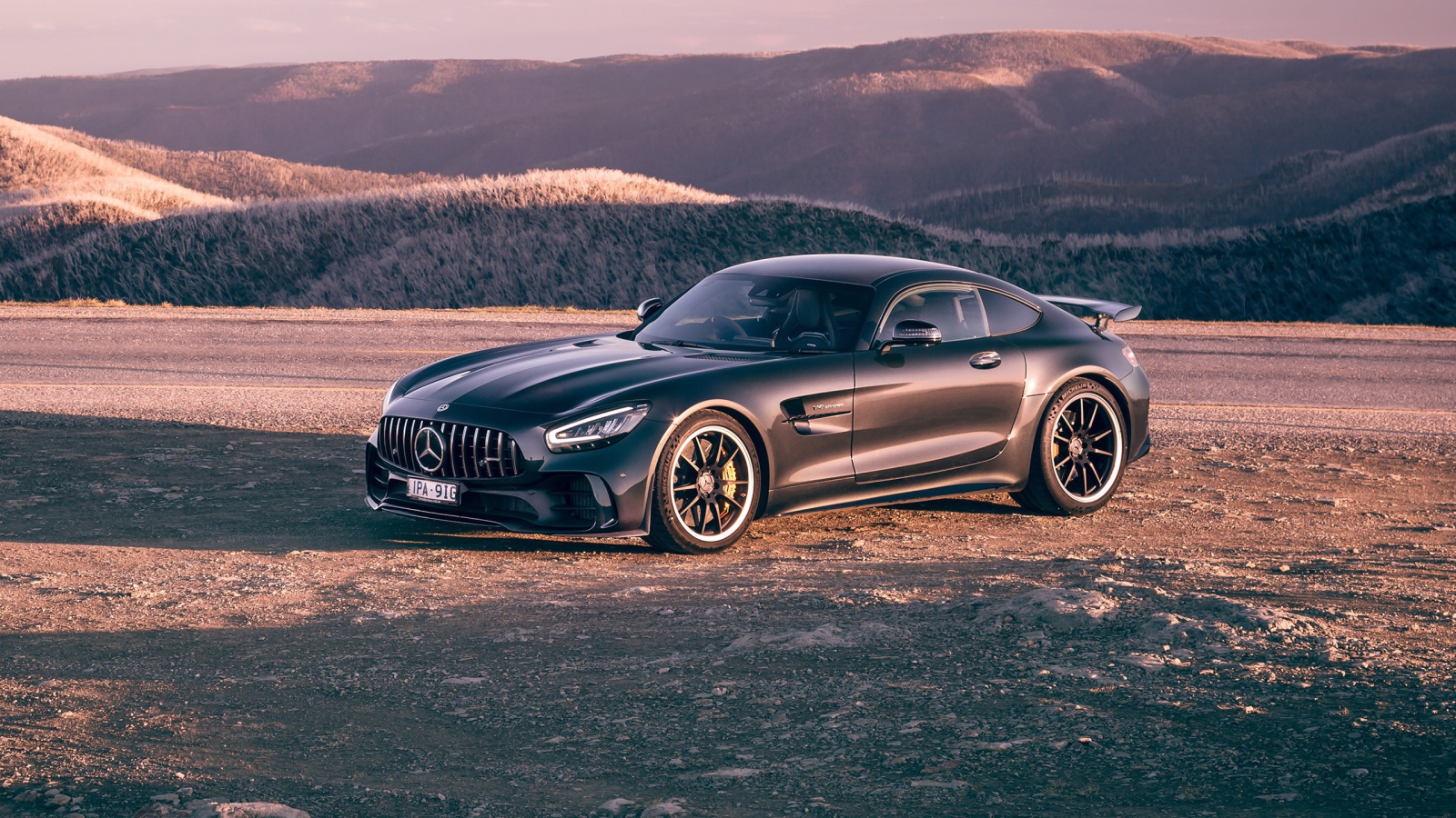 Черный автомобиль Mercedes-AMG GT R 2020 года