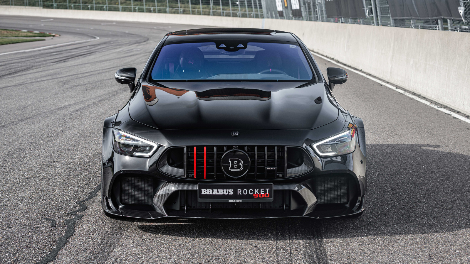 Черный автомобиль Brabus Rocket 900 One Of Ten Mercedes-AMG GT 63 S 4MATIC+ на дороге