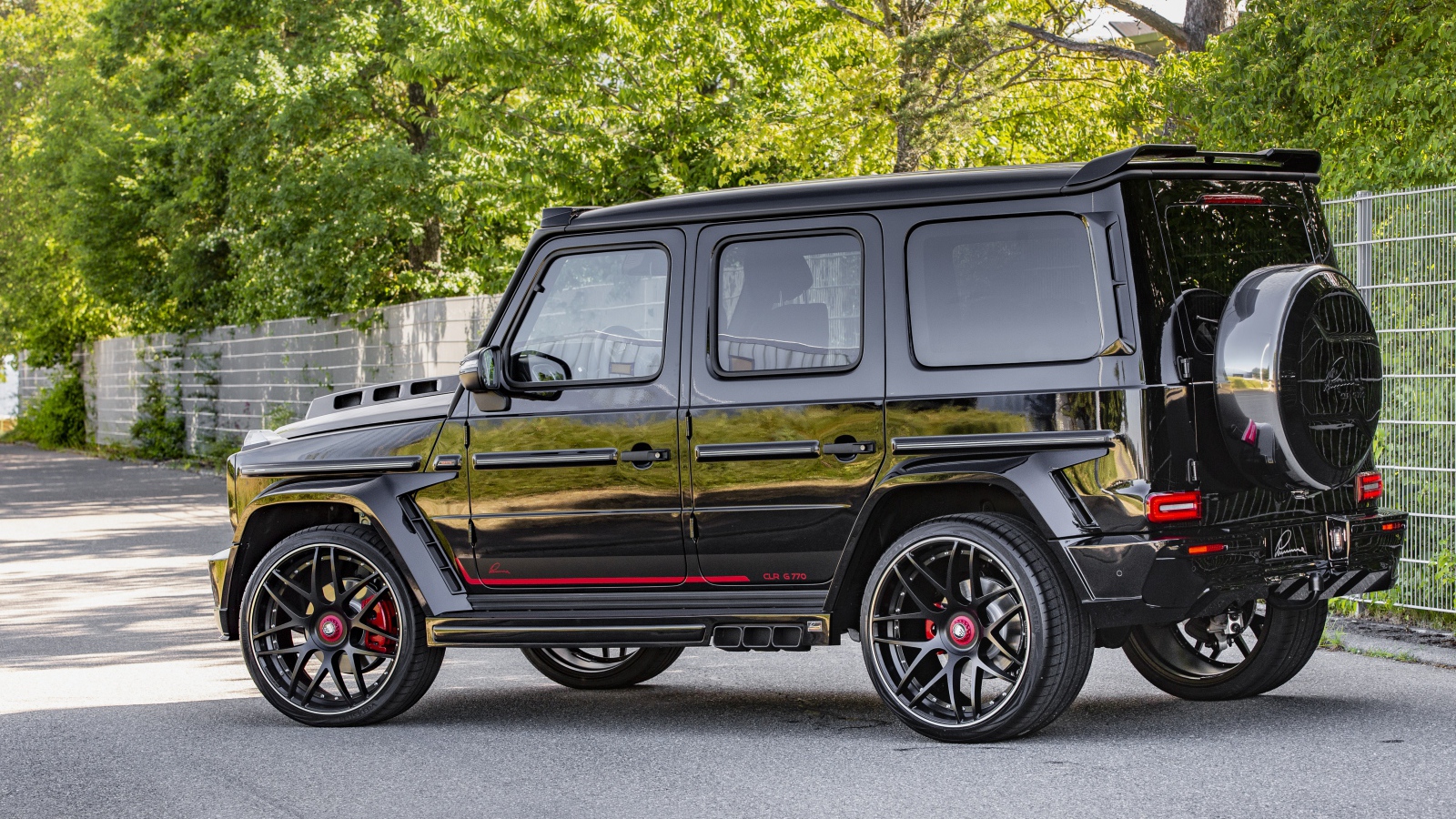 Черный джип Mercedes-Benz G-Class  на улице