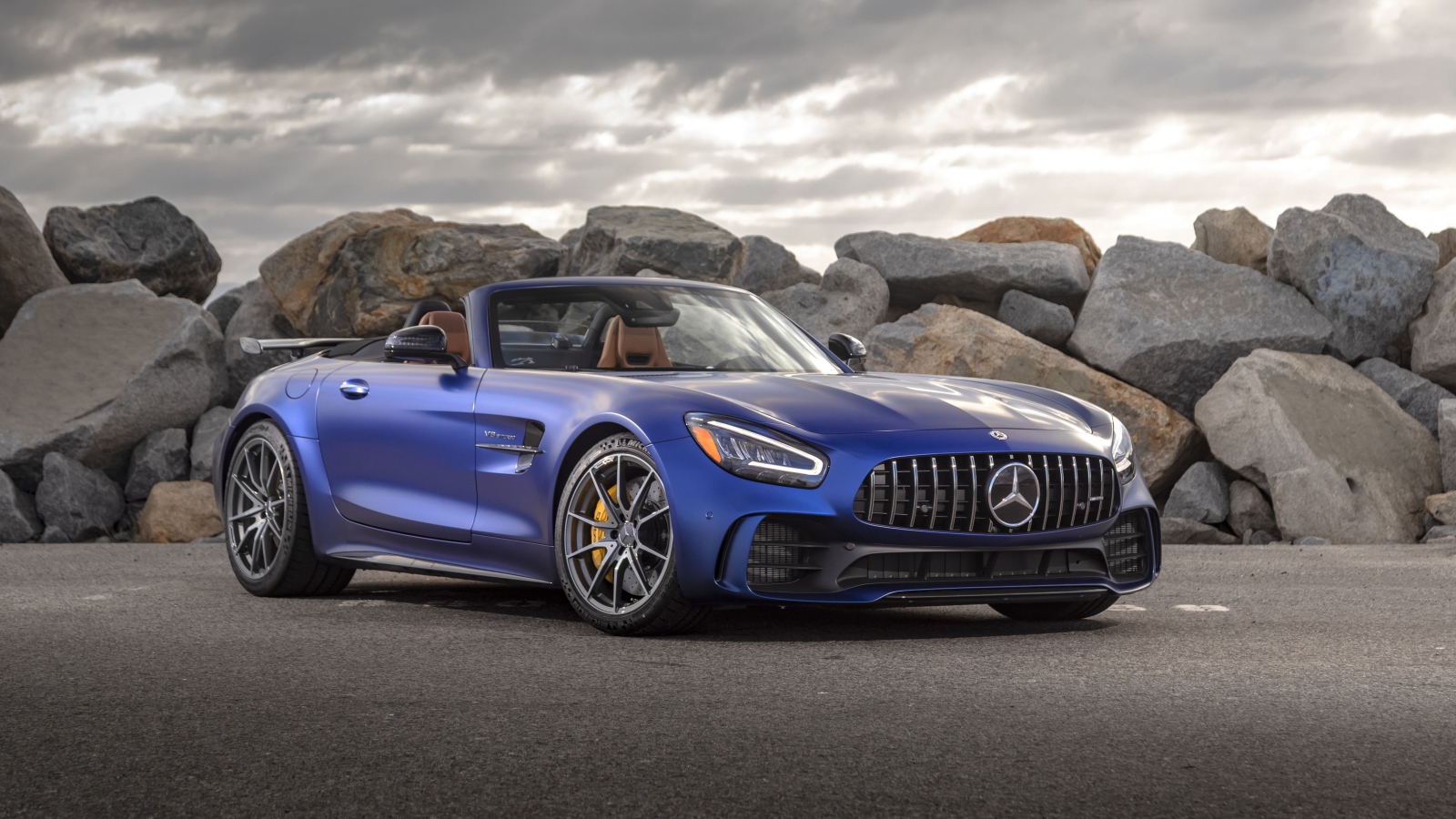 Синий кабриолет Mercedes-AMG GT R Roadster, 2020 года в горах 
