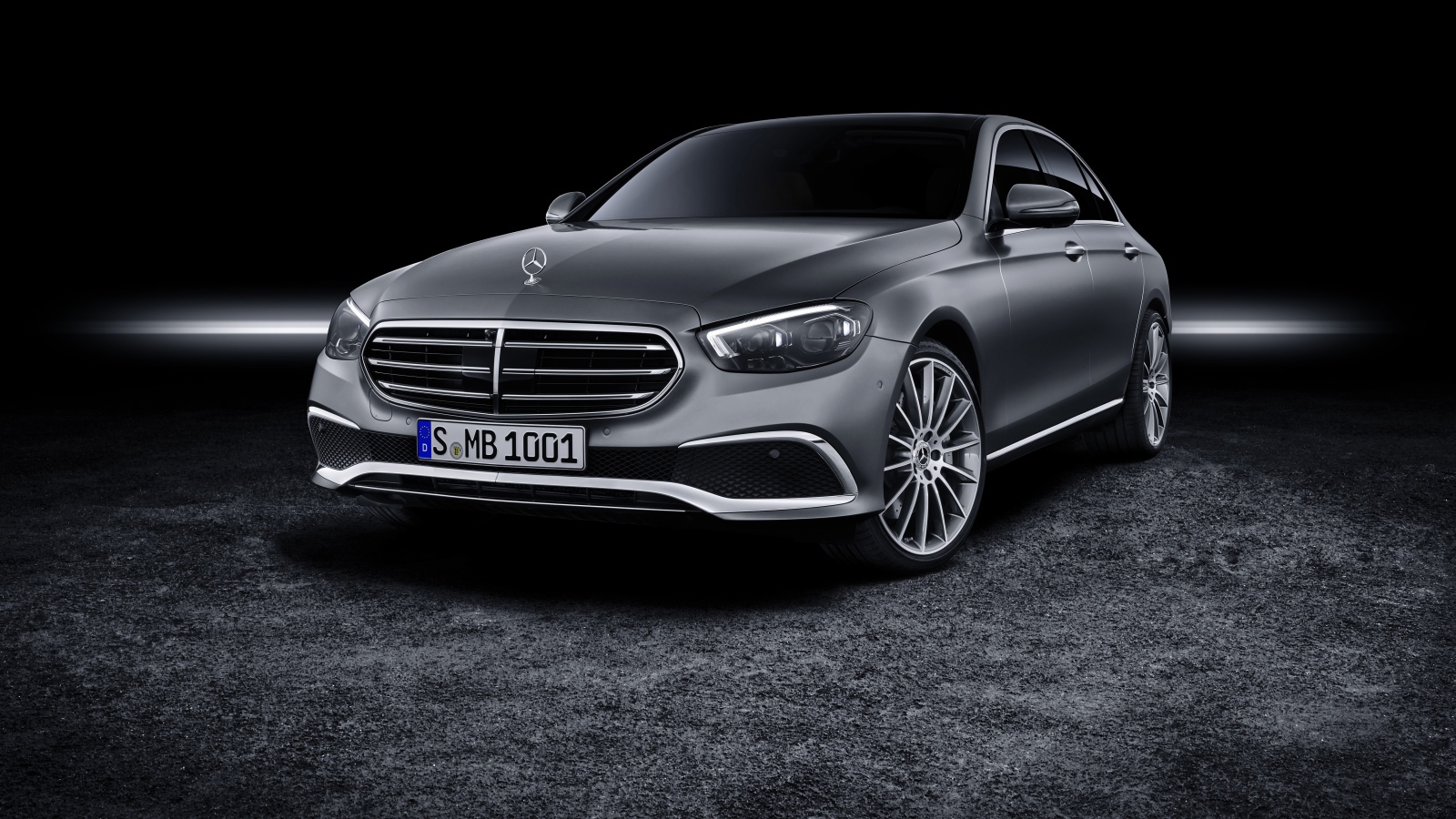 Серый автомобиль Mercedes-Benz E-Klasse 2020 года на черном фоне