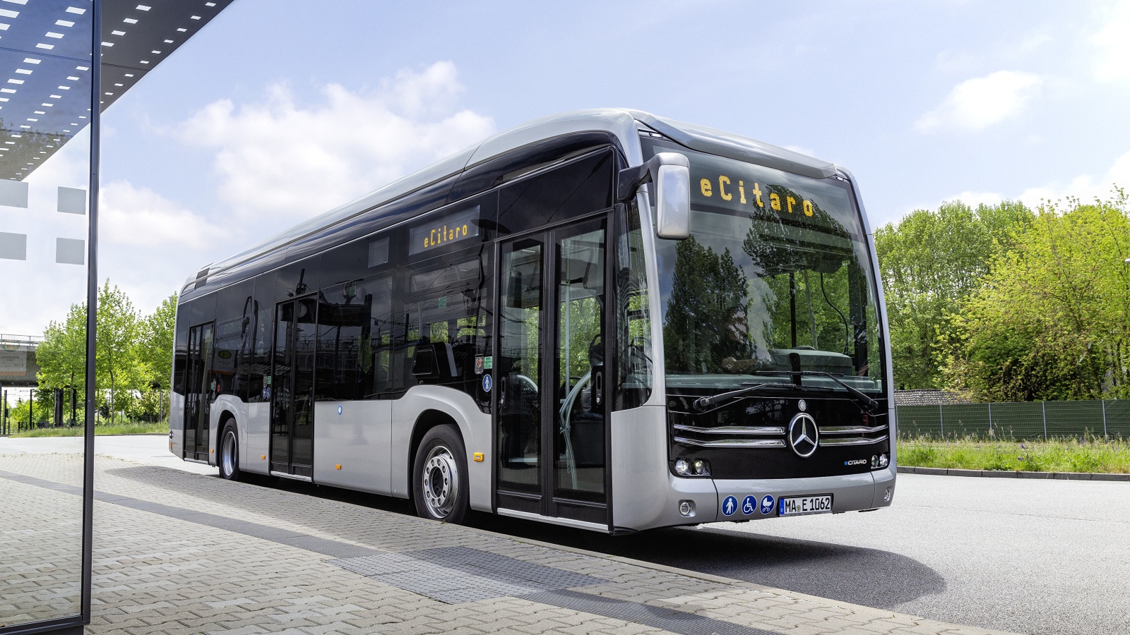 Автобус Mercedes-Benz на остановке 