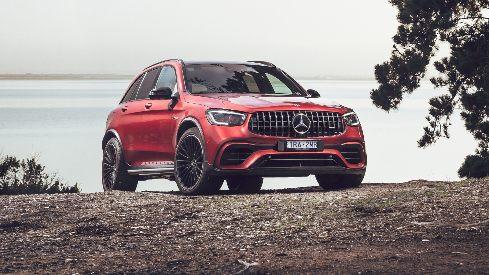 Красный автомобиль Mercedes-AMG GLC 63 S 4MATIC 2020 года у воды