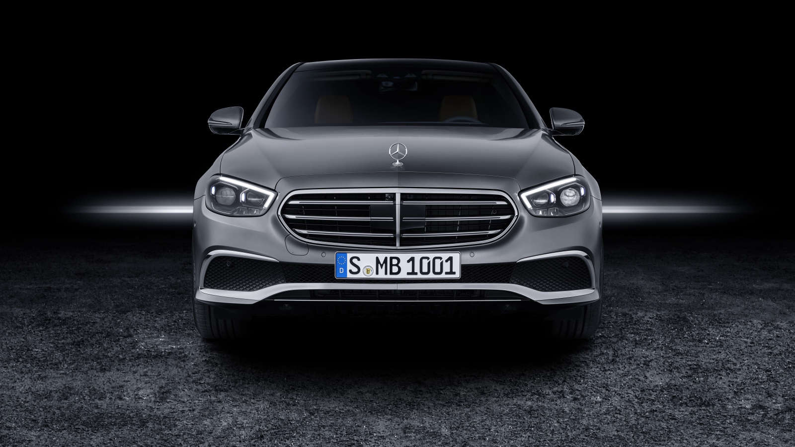 Серебристый автомобиль Mercedes-Benz E-Klasse, 2020 года вид спереди