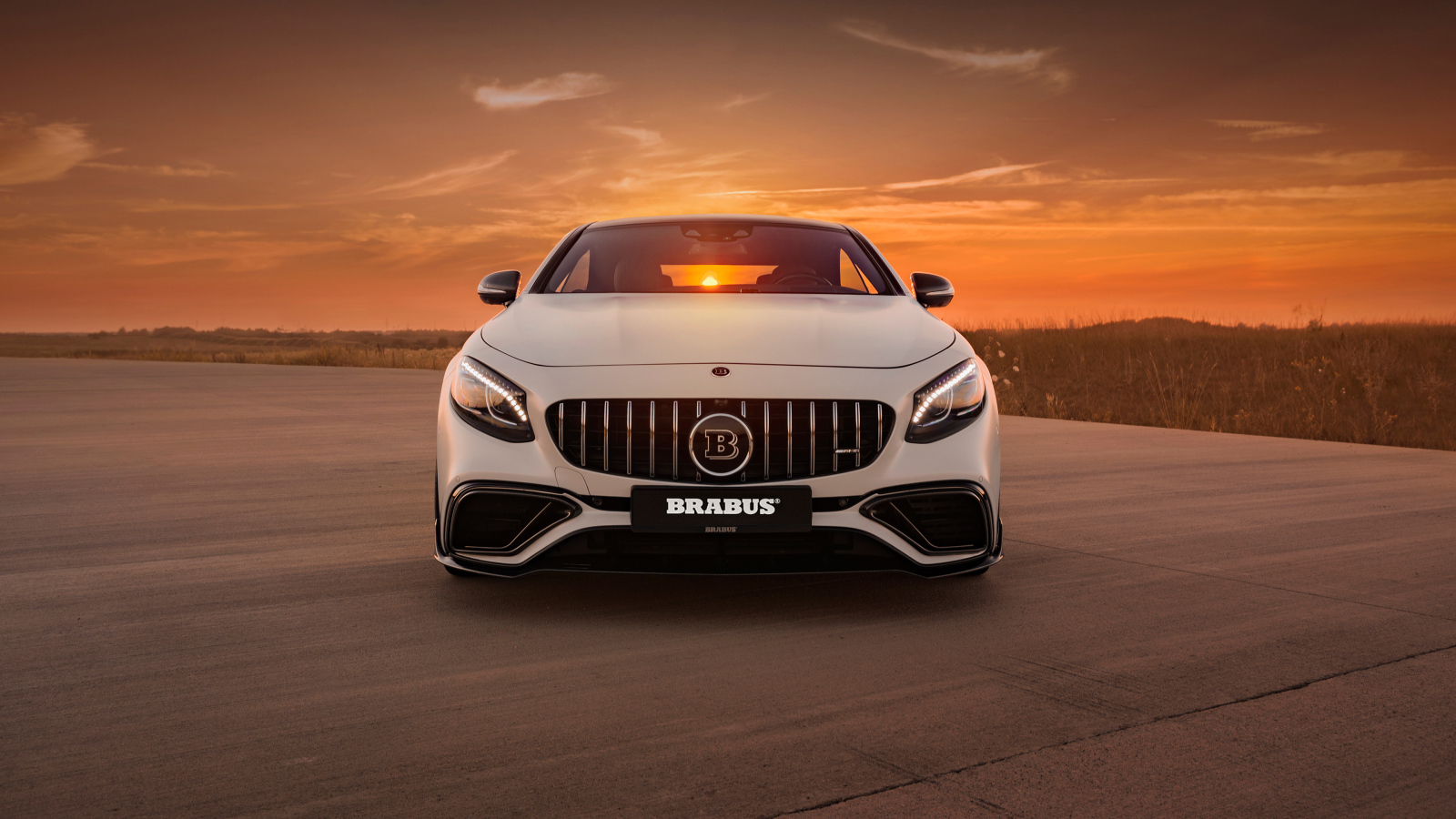 Белый автомобиль Mercedes Benz B63 S на фоне заката