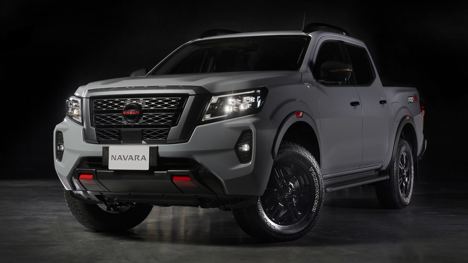 Пикап Nissan Navara PRO-4X 2021 года на черном фоне