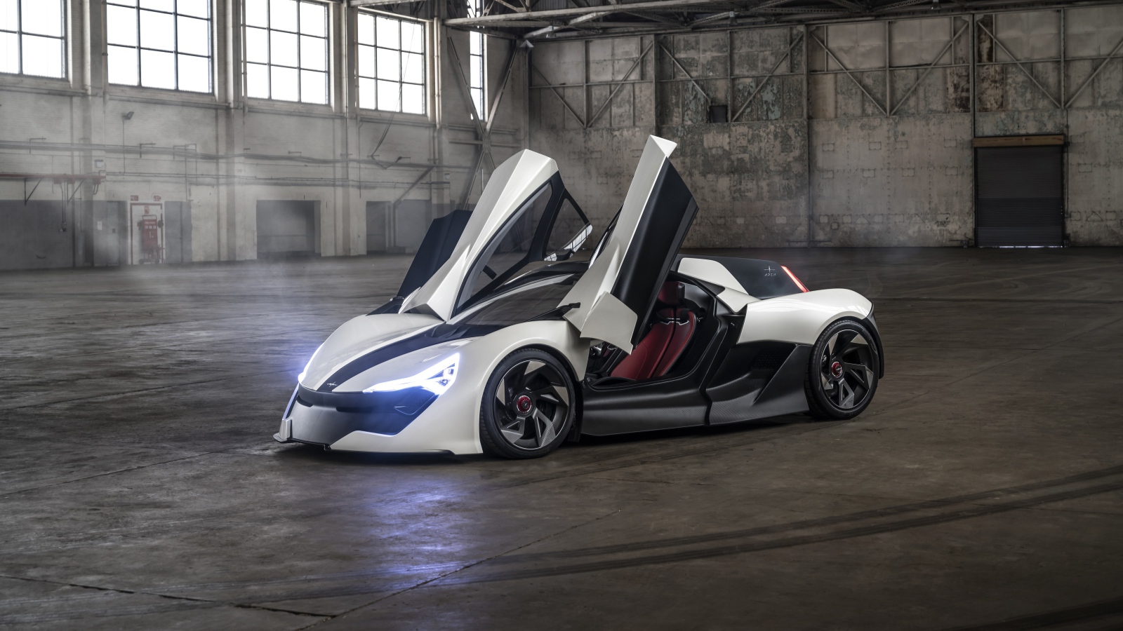 Автомобиль APEX AP-0 Concept 2020 года с открытыми дверями