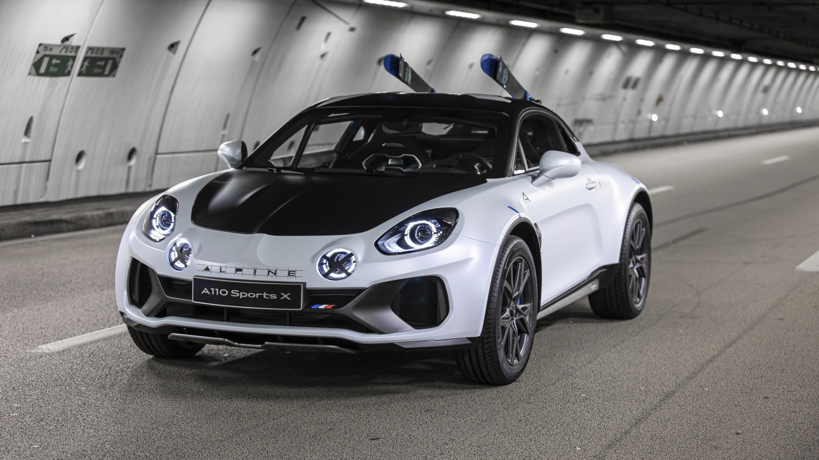 Автомобиль Alpine A110 SportsX 2020 года в тоннеле