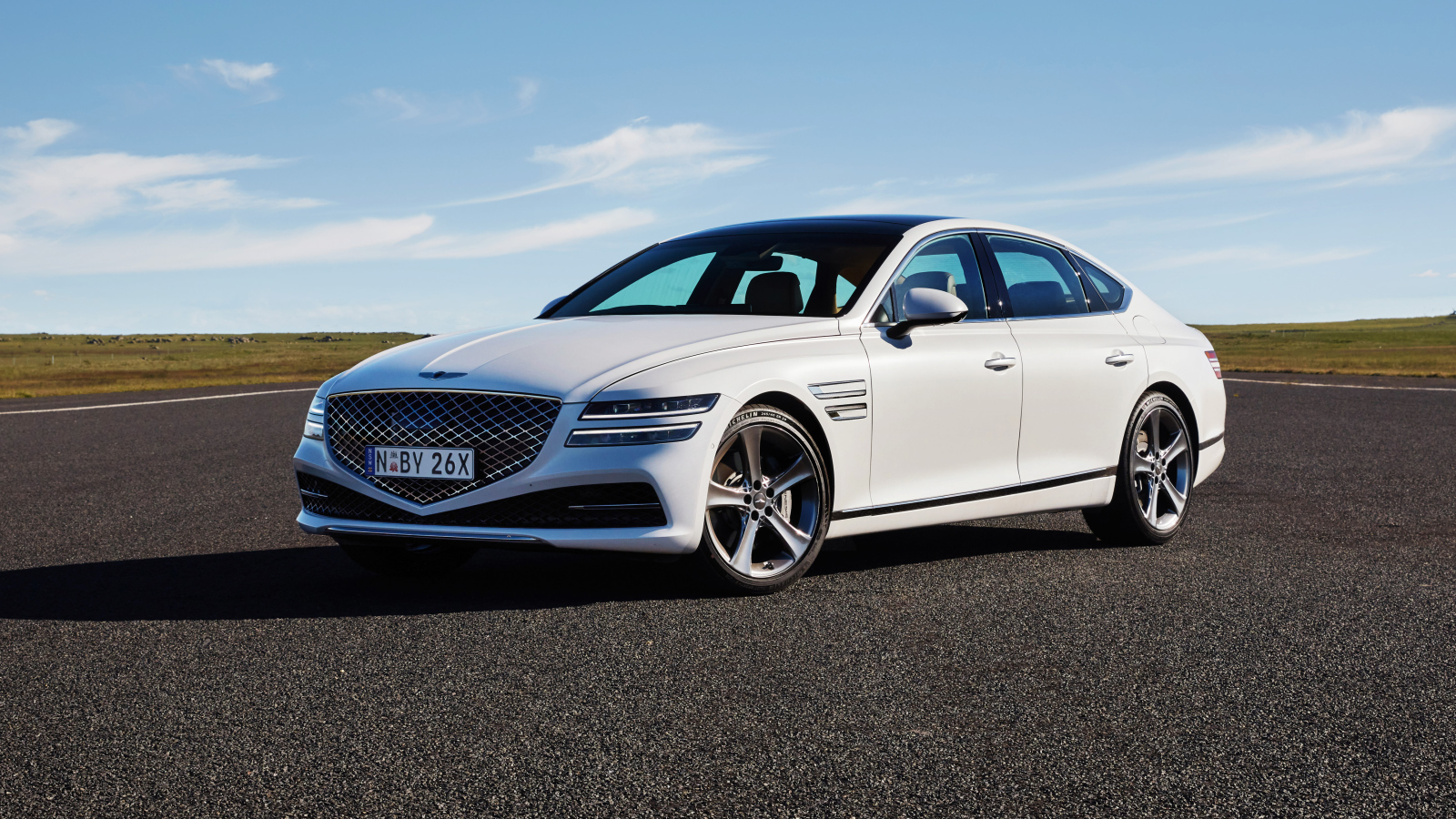 Белый автомобиль Genesis G80 3.5T AWD 2020 года на трассе