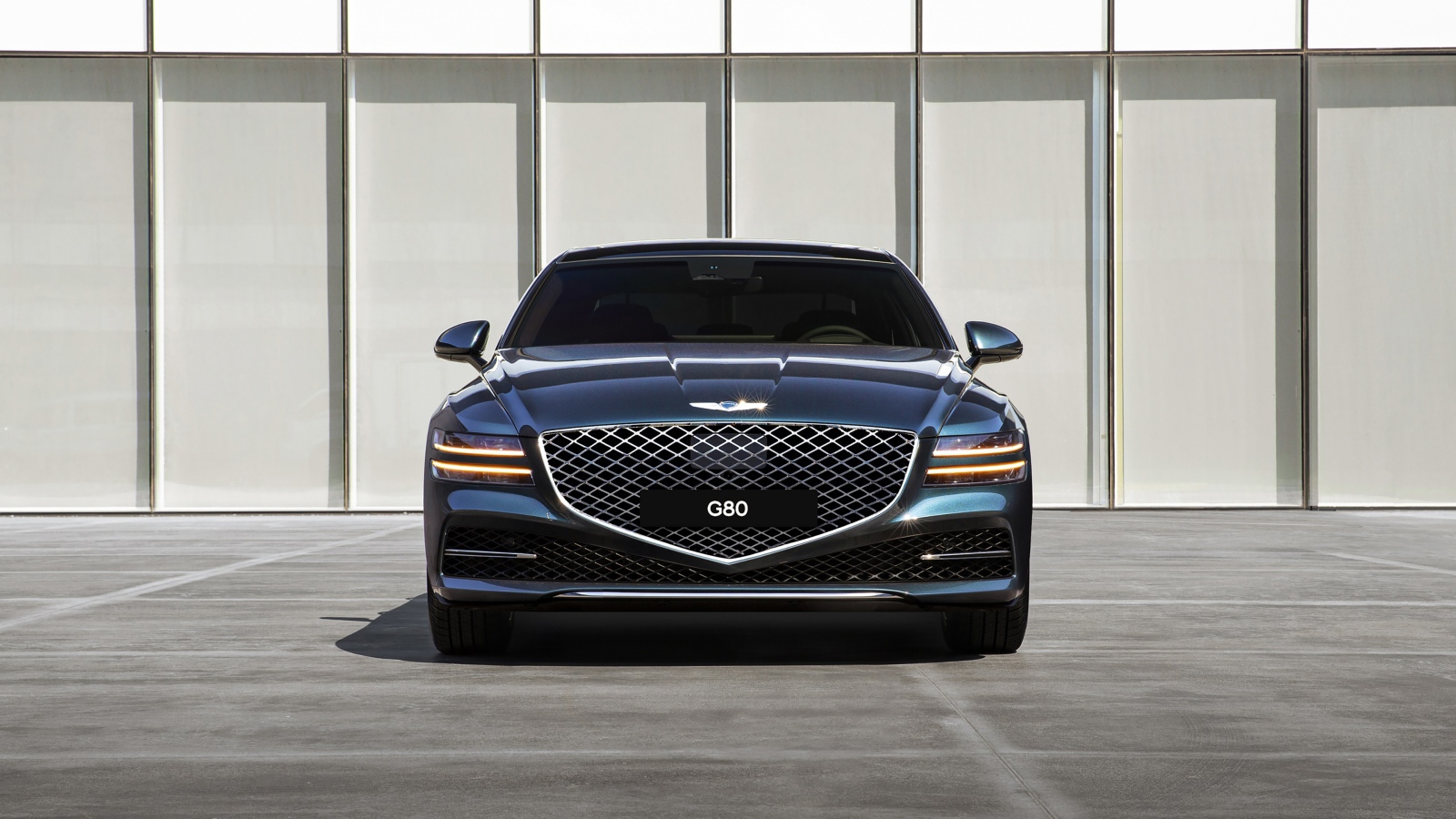 Автомобиль Genesis G80 AWD 2020 года в лучах солнца