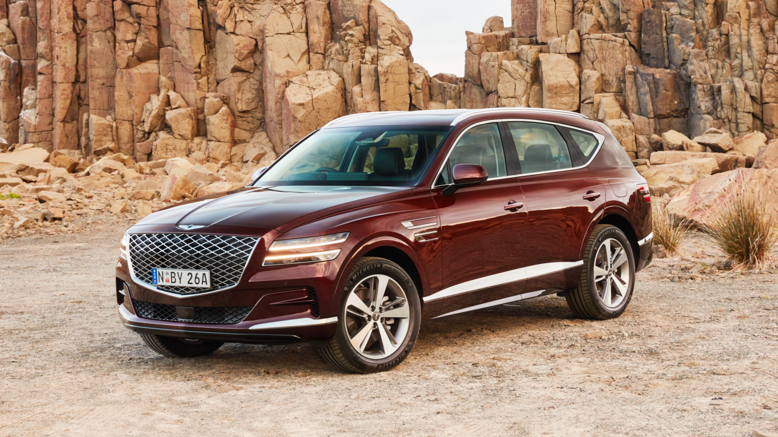 Автомобиль Genesis GV80 2.5T 2020 года в горах