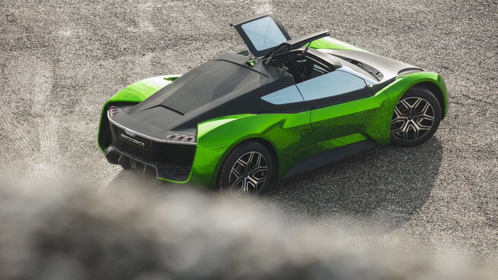 Автомобиль GFG Vision 2030 года газует на асфальте